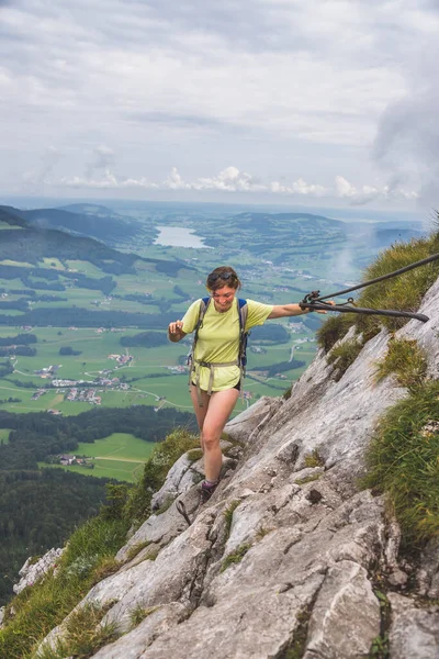 Joven Mochilero Delgado Chica Turística Escalada Montaña Rocosa Austria — Foto de Stock