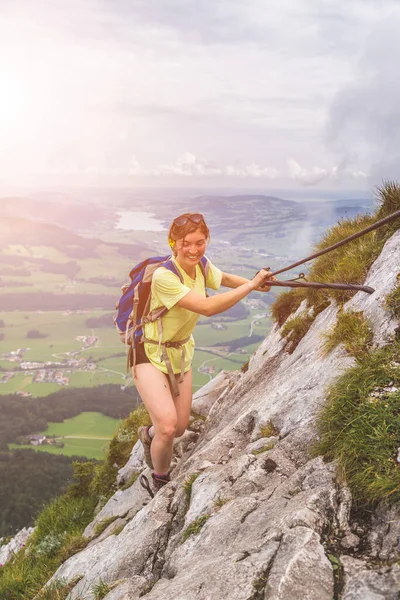 Joven Mochilero Delgado Chica Turística Escalada Montaña Rocosa Austria — Foto de Stock