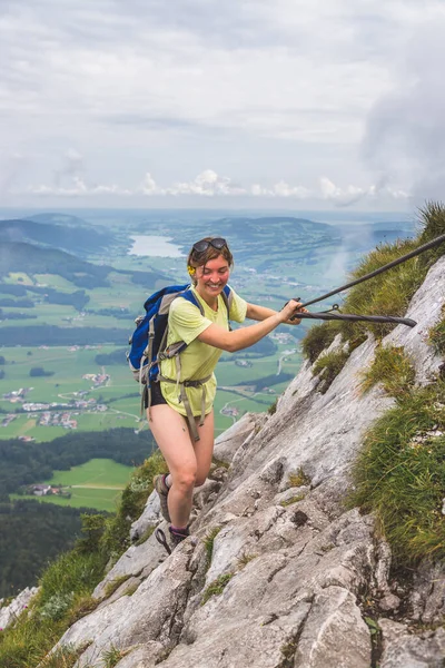 Joven Mochilero Delgado Chica Turística Escalada Montaña Rocosa Austria — Foto de Stock