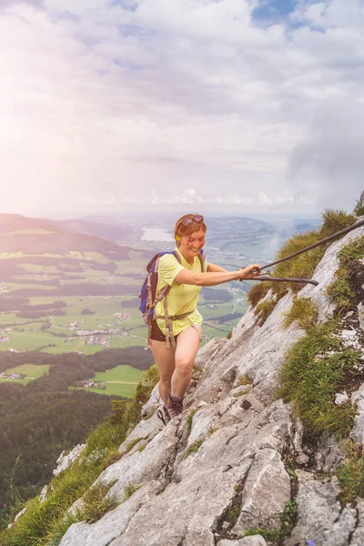 Junge Schlanke Backpacker Touristin Klettert Auf Felsigen Berg Österreich — Stockfoto