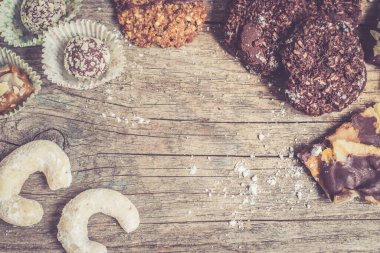 Geleneksel Avrupa ev yapımı Noel kurabiyelerinin kırsal ahşap masa üzerindeki çeşitliliği