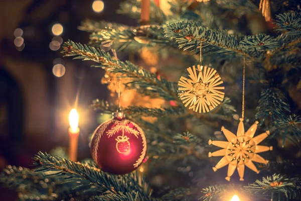 Corte Uma Árvore Natal Decorada Tradicional Com Bugigangas Natal — Fotografia de Stock