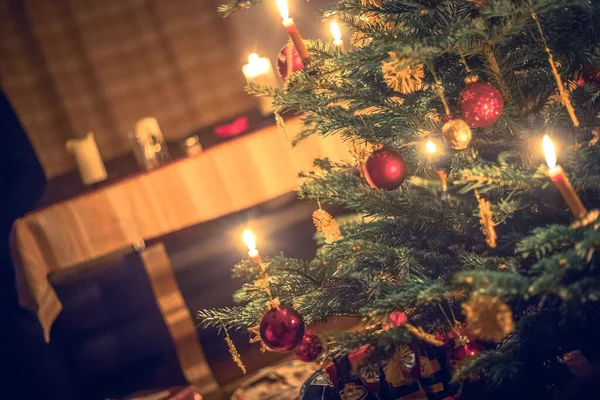 Uitsnede Van Een Traditioneel Versierde Kerstboom Met Kerstballen — Stockfoto