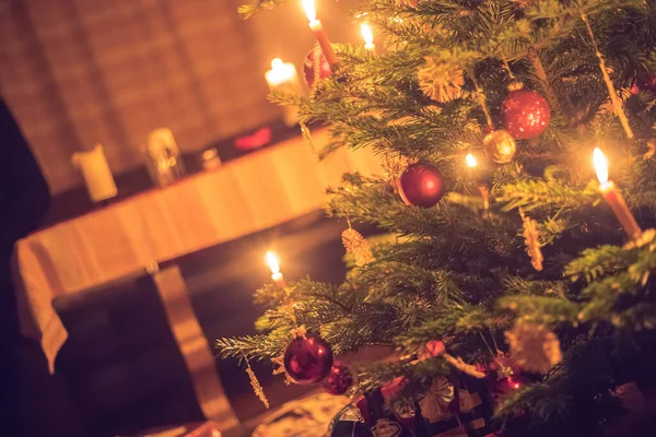 Uitsnede Van Een Traditioneel Versierde Kerstboom Met Kerstballen — Stockfoto