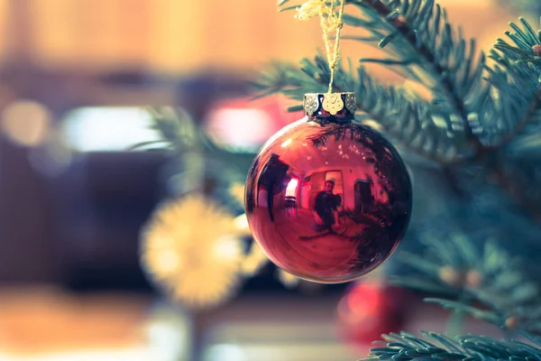 Ausschnitt Eines Traditionell Geschmückten Weihnachtsbaums Mit Christbaumkugeln — Stockfoto