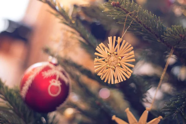 Skär Traditionell Dekorerad Julgran Med Julgranskulor — Stockfoto