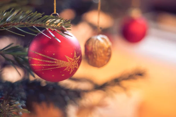 Corte Uma Árvore Natal Decorada Tradicional Com Bugigangas Natal — Fotografia de Stock