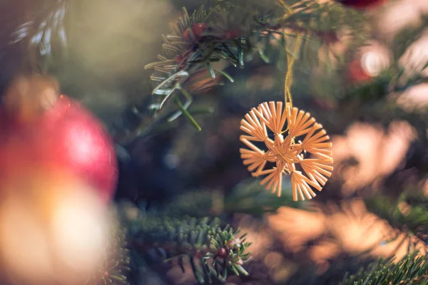 Corte Árbol Navidad Decorado Tradicional Con Adornos Navidad — Foto de Stock