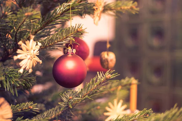 Corte Uma Árvore Natal Decorada Tradicional Com Bugigangas Natal — Fotografia de Stock