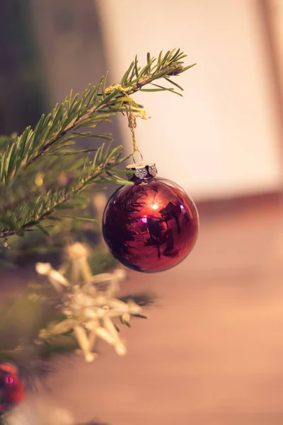 Ausschnitt Eines Traditionell Geschmückten Weihnachtsbaums Mit Christbaumkugeln — Stockfoto