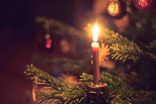 Kaars Een Tak Van Een Versierde Kerstboom — Stockfoto
