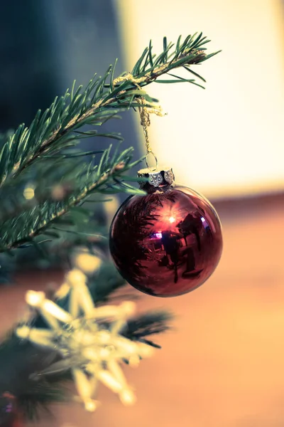 Ausschnitt Eines Traditionell Geschmückten Weihnachtsbaums Mit Christbaumkugeln — Stockfoto