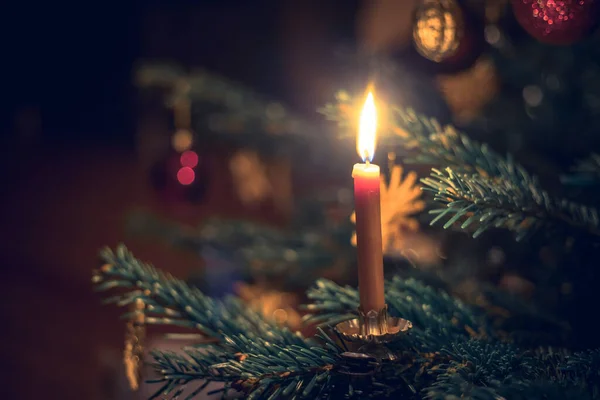 Kaars Een Tak Van Een Versierde Kerstboom — Stockfoto