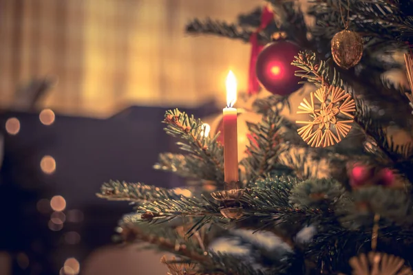 Vela Una Rama Árbol Navidad Decorado — Foto de Stock