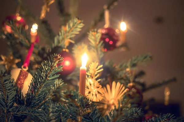 Kaars Een Tak Van Een Versierde Kerstboom — Stockfoto