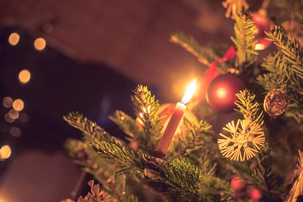 Kaars Een Tak Van Een Versierde Kerstboom — Stockfoto