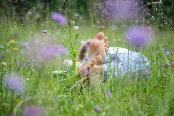Jong Meisje Het Park Ligt Het Gras Genieten Van Dag — Stockfoto