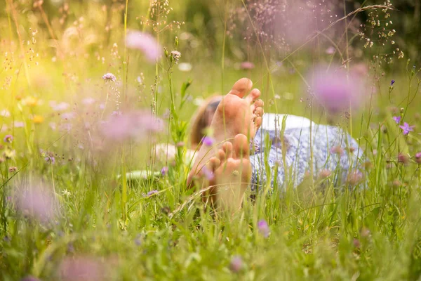 Jong Meisje Het Park Ligt Het Gras Genieten Van Dag — Stockfoto