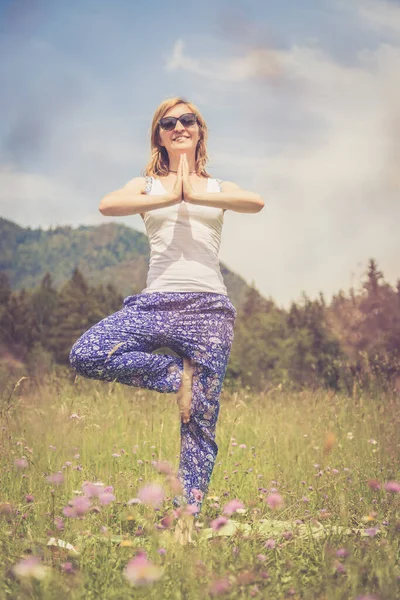 Giovane Ragazza Sta Facendo Yoga Nel Parco — Foto Stock