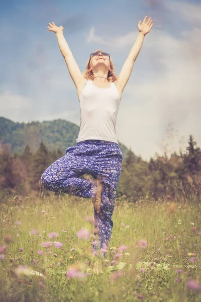 Giovane Ragazza Sta Facendo Yoga Nel Parco — Foto Stock