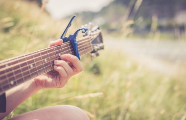 Batı gitarının kapanışı yaz mevsiminde açık havada bir nehirde çalındı.
