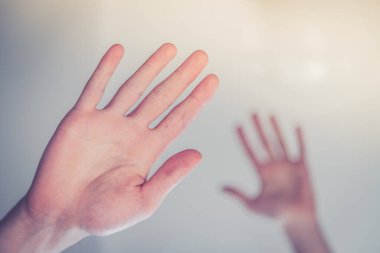 Genç erkek elleri iyileştirme ya da koruma hareketi yapıyor.