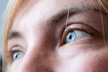 Mavi gözlü, kadınsı gözler, yüzleri kesilmiş, sağlık hizmetleri...