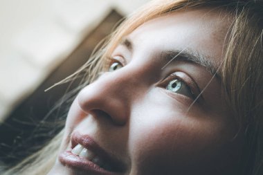 Mavi gözlü, kadınsı gözler, yüzleri kesilmiş, sağlık hizmetleri...