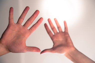 Genç erkek elleri iyileştirme ya da koruma hareketi yapıyor.