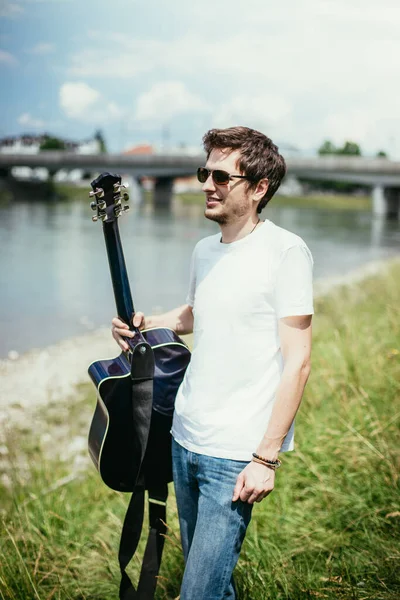 Молодий Чоловік Сидить Річці Грає Своїй Західній Гітарі — стокове фото