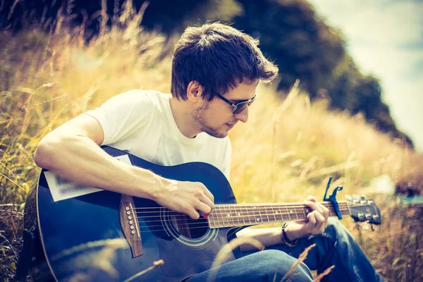 Молодий Чоловік Сидить Річці Грає Своїй Західній Гітарі — стокове фото