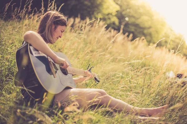 Schöne Junge Mädchen Sitzt Einem Fluss Und Spielt Ihre Westerngitarre — Stockfoto