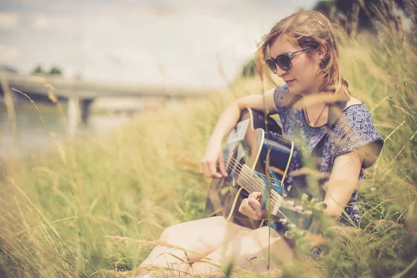 Hermosa Joven Está Sentada Río Tocando Guitarra Occidental —  Fotos de Stock