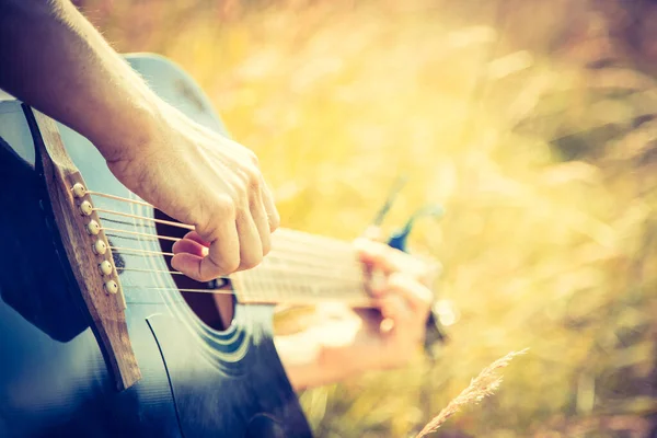 Primer Plano Guitarra Occidental Tocó Aire Libre Río Verano —  Fotos de Stock