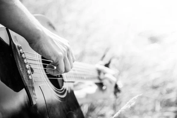 Close Guitarra Ocidental Tocada Livre Rio Verão — Fotografia de Stock