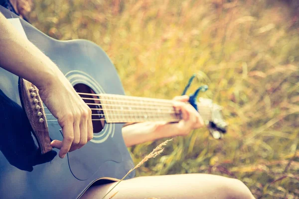 Close Western Guitar Played Outdoors River Summertime — Stock Photo, Image