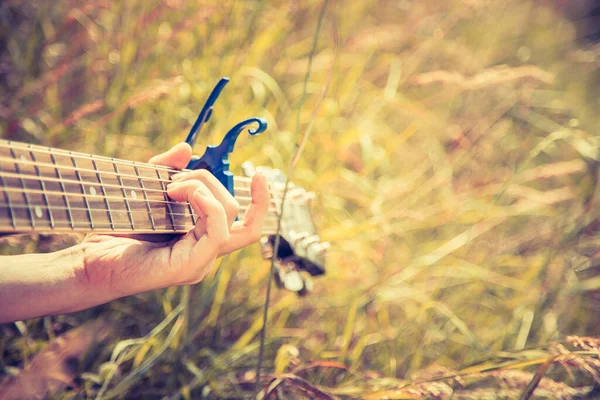 여름철에 강에서 서양의 기타를 연주하던 — 스톡 사진
