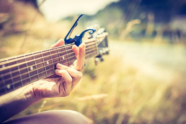 Close Guitarra Ocidental Tocada Livre Rio Verão — Fotografia de Stock