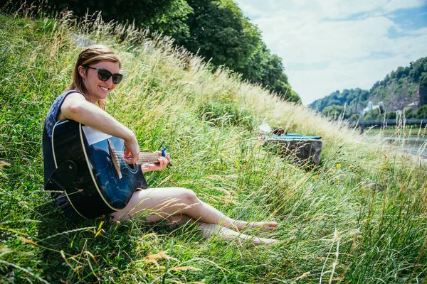 Mooi Jong Meisje Zit Aan Een Rivier Spelen Haar Westerse — Stockfoto