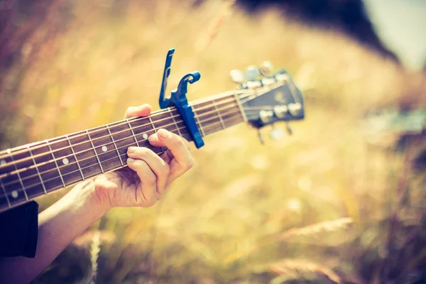 Primer Plano Guitarra Occidental Tocó Aire Libre Río Verano —  Fotos de Stock