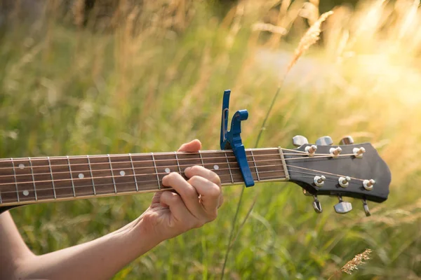 Primer Plano Guitarra Occidental Tocó Aire Libre Río Verano —  Fotos de Stock