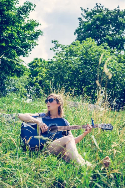 Hermosa Joven Está Sentada Río Tocando Guitarra Occidental —  Fotos de Stock