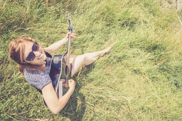 Красива Молода Дівчина Сидить Річці Грає Західній Гітарі — стокове фото