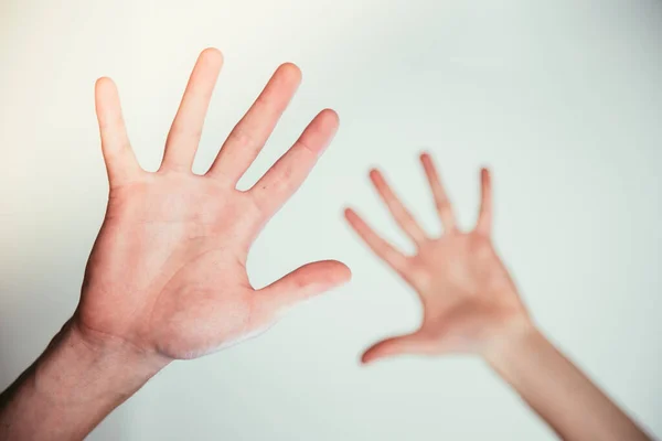 Manos Masculinas Jóvenes Haciendo Gesto Curativo Protector — Foto de Stock