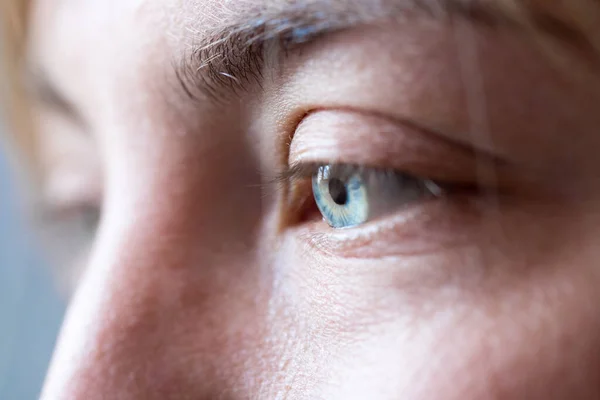 Ojos Femeninos Con Iris Azul Cortados Cara Atención Médica — Foto de Stock