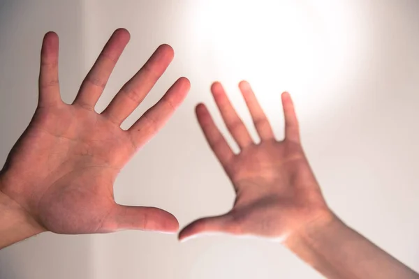 Молодые Мужские Руки Делают Исцеляющий Защищающий Жест — стоковое фото