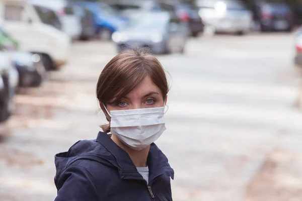 Ung Kvinna Utomhus Klädd Ansiktsmask Korona Och Influensasäsong — Stockfoto