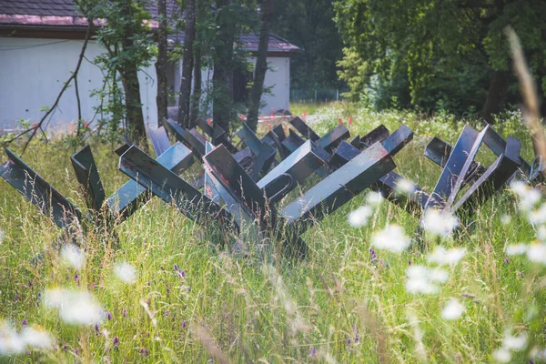 Övergivna Järn Tank Barriär Ett Vilt Fält — Stockfoto