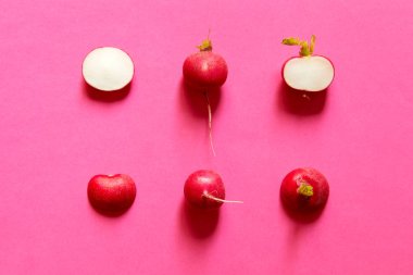 Turp yukarıdan görüntülenen dilimlenmiş. Pembe bir arka plan, yat stüdyo.