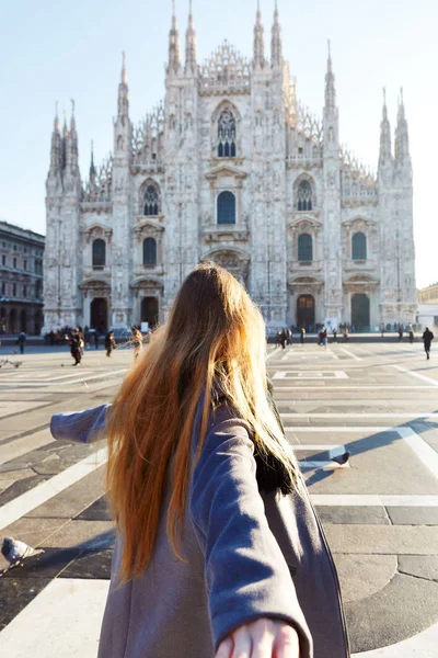 Viajes Chica Turística Tirando Mano Frente Del Duomo Milán Italia — Foto de Stock